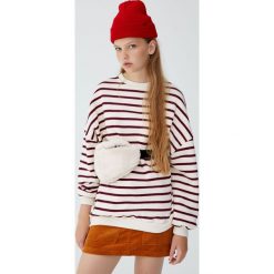 Bluza oversize w paski. Niebieskie bluzy damskie Pull&Bear, w paski, bez rękawów, bez kaptura. Za 89,90 zł.