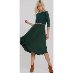 Zielona Sukienka Cavaillon. Zielone sukienki damskie Renee, s, w koronkowe wzory, z koronki, eleganckie, z okrągłym kołnierzem, bez rękawów, midi, plisowane. Za 99,99 zł.