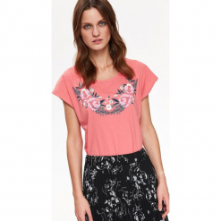 T-SHIRT KRÓTKI RĘKAW DAMSKI Z NADRUKIEM. Różowe t-shirty damskie Top Secret, z nadrukiem. Za 29,99 zł.
