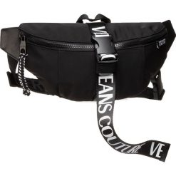 Saszetka nerka VERSACE JEANS COUTURE - E1YVBB05 71426 899. Czarne torby męskie skórzane Versace Jeans Couture, bez wzorów, z jeansu, młodzieżowe. Za 549,00 zł.