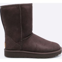 UGG - Botki Classic Short II. Czarne buty zimowe damskie Ugg, z materiału, z okrągłym noskiem, na obcasie. Za 939,90 zł.