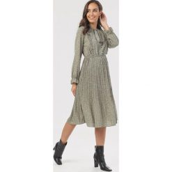 Jasnozielona Sukienka Thronie. Zielone sukienki damskie Born2be, s, bez wzorów, bez kołnierzyka, bez rękawów, midi. Za 139,99 zł.