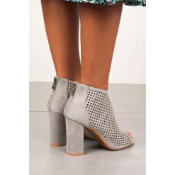 Szare botki wiosenne ażurowe peep toe na słupku ze skórzaną wkładką casu sn20x10/g. Szare botki damskie Casu, na wiosnę, eleganckie, z otwartym noskiem, bez obcasa, na obcasie, na zamek. Za 99,99 zł.
