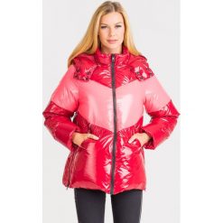 KURTKA PUCHOWA TWINSET. Czerwone kurtki damskie Twinset, bez wzorów, z materiału, z kapturem. Za 674,50 zł.