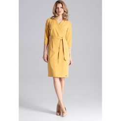 Sukienka kopertowa do pracy musztardowa - s. Sukienki damskie e-margeritka.pl, do pracy, s, bez wzorów, z poliesteru, eleganckie, z klasycznym kołnierzykiem, z długim rękawem, długie, maxi, kopertowe. Za 169,99 zł.