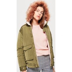 Kurtka z eko futrem - Khaki. Brązowe kurtki damskie Cropp, l. W wyprzedaży za 179,99 zł.