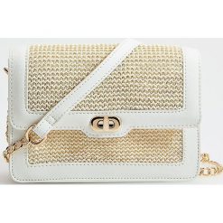 Torebka crossbody z łańcuszkiem - Biały. Białe torebki klasyczne damskie Mohito, bez wzorów, bez dodatków. Za 89,99 zł.