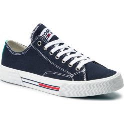 Tenisówki TOMMY JEANS - Classic Tommy Jeans Sneaker EN0EN00590 Midnight 403. Niebieskie półbuty damskie Tommy Jeans, bez wzorów, z jeansu, bez zapięcia. W wyprzedaży za 199,00 zł.