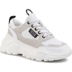 Sneakersy VERSACE JEANS COUTURE - E0VVBSC2 71366 003. Białe półbuty damskie Versace Jeans Couture, na co dzień, bez wzorów, z jeansu, bez obcasa, na płaskiej podeszwie, bez zapięcia. W wyprzedaży za 759,00 zł.