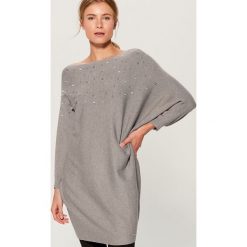 Kimonowy sweter z perłową aplikacją - Szary. Szare swetry klasyczne damskie Mohito, l. Za 119,99 zł.