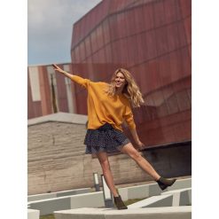 Luźny sweter damski długi rękaw. Żółte swetry damskie Top Secret, na zimę, bez wzorów, z dzianiny, eleganckie, z długim rękawem, długie, bez kaptura. W wyprzedaży za 49,99 zł.