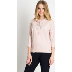 Różowa bluza z dżetami z przodu QUIOSQUE. Różowe bluzy sportowe damskie marki QUIOSQUE, z jeansu, z długim rękawem, długie. W wyprzedaży za 49,99 zł.