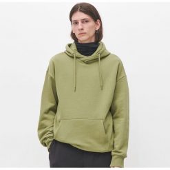 Bluza z kapturem - Khaki. Brązowe bluzy męskie Reserved, s, bez wzorów, z kapturem, bez rękawów, z kapturem. Za 79,99 zł.