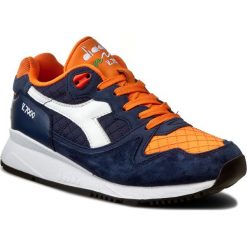 Sneakersy DIADORA - V7000 Pan 501.170951 01 60024 Saltire Navy. Niebieskie półbuty damskie marki Diadora, na co dzień, bez wzorów, ze skóry, bez obcasa, na sznurówki. W wyprzedaży za 319,00 zł.
