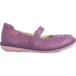 Skórzane baleriny w kolorze fioletowym z paskiem. Fioletowe baleriny dziewczęce Agatha Ruiz de la Prada, z aplikacjami, bez obcasa. W wyprzedaży za 172,95 zł.