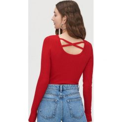 Sweter z ozdobnymi tasiemkami na plecach - Czerwony. Czerwone swetry damskie Cropp, s, bez wzorów, bez rękawów, bez kaptura. W wyprzedaży za 44,99 zł.