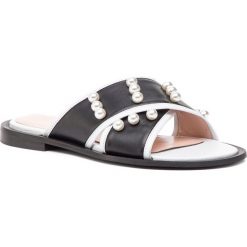 Klapki L37 - Pearls And Sea S29S9 Black/White. Czarne klapki damskie L37, z aplikacjami, ze skóry, bez obcasa, na obcasie. W wyprzedaży za 399,00 zł.
