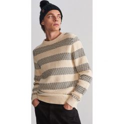 Bawełniany sweter w paski - Kremowy. Białe swetry męskie Reserved, s, w paski, z bawełny, bez kołnierzyka, bez kaptura. Za 119,99 zł.