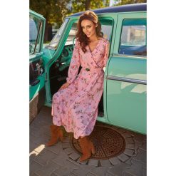 Modna sukienka midi pudrowy róż w kwiatki. Różowe sukienki damskie Lemoniade, na zimę, s, w paski, z materiału, bez kołnierzyka, bez rękawów, długie, midi. Za 259,00 zł.