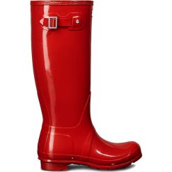 Kalosze "Orginal Tall Gloss" w kolorze czerwonym. Czerwone kalosze damskie Hunter, bez wzorów, z materiału. W wyprzedaży za 349,95 zł.