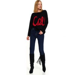 LUŹNY SWETER Z NAPISEM. Czarne swetry damskie Top Secret, na zimę, z napisami, z dzianiny, z krótkim rękawem, krótkie, bez kaptura. Za 139,99 zł.