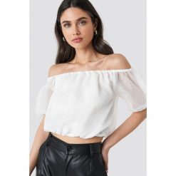 NA-KD Party Off Shoulder Puff Sleeve Top - White. Białe topy damskie marki NA-KD Party, bez wzorów, z materiału, bez kołnierzyka. Za 141,95 zł.