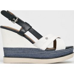 Wrangler - Koturny Sunny Kelly. Niebieskie koturny damskie marki Wrangler, bez wzorów, z gumy, bez obcasa, na obcasie. Za 279,90 zł.