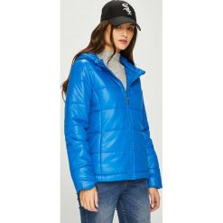 Pepe Jeans - Kurtka Candy. Niebieskie bomberki damskie Pepe Jeans, l, z jeansu, z kapturem. W wyprzedaży za 319,90 zł.