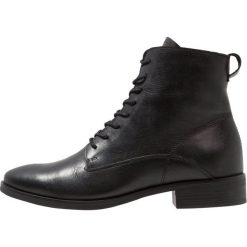 KIOMI Botki black. Czarne botki damskie na zamek KIOMI, z materiału, klasyczne. Za 379,00 zł.