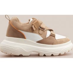 Sportowe buty na platformie - Beżowy. Brązowe buty sportowe damskie Reserved, bez wzorów, sportowe. Za 179,99 zł.
