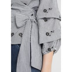 Bluzki damskie: Mint Velvet DAISY EMBROIDERED SHIRT Bluzka stripe