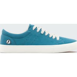 Niebieskie tenisówki z naszywką na zapiętku. Niebieskie buty sportowe męskie marki Pull&Bear, z aplikacjami, sportowe, bez zapięcia. Za 99,90 zł.