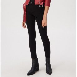 Jeansy skinny ze średnim stanem - Czarny. Czarne jeansy damskie Sinsay. Za 39,99 zł.