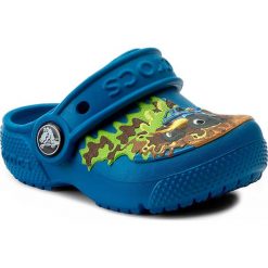 Klapki CROCS - Crocsfunlab Clog 204119 Monster Truck/Ultramarine. Niebieskie sandały chłopięce marki Crocs, z tworzywa sztucznego, bez zapięcia. W wyprzedaży za 139,00 zł.