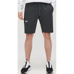 Krótkie szorty - Szary. Szare spodenki i szorty męskie Cropp, s, bez wzorów, krótkie. W wyprzedaży za 29,99 zł.
