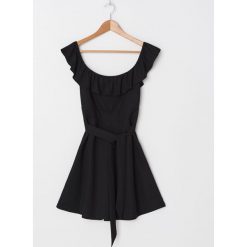 Sukienka off shoulder - Czarny. Czarne sukienki damskie House, s, bez wzorów, bez kołnierzyka, bez rękawów. W wyprzedaży za 69,99 zł.