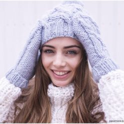 Komplet Lucy/ Czapka + Rękawiczki BŁĘKIT RÓŻ BEŻ CIEMNY SZARY. Szare bez kategorii Pakamera, z wełny. Za 380,00 zł.