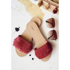 Fuksjowe Klapki Love Is Alive. Klapki damskie Born2be, w paski, ze skóry, bez obcasa, na płaskiej podeszwie. Za 49,99 zł.