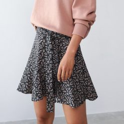 Spódnica mini z kwiatowym wzorem -. Spódniczki damskie Sinsay, s, bez wzorów, mini. Za 39,99 zł.