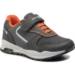 Sneakersy GEOX - J Coridan B. A J945DA 0MEFU C0904 M Dk Grey/Orange. Szare trampki chłopięce Geox, bez wzorów, ze skóry ekologicznej, na rzepy. W wyprzedaży za 149,00 zł.