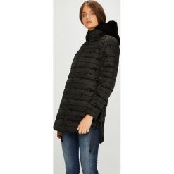 Desigual - Kurtka. Czarne kurtki damskie Desigual, z poliesteru, długie. W wyprzedaży za 579,90 zł.
