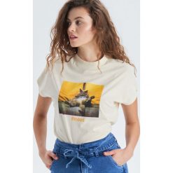 Koszulka o krótkim kroju - Kremowy. Białe koszulki damskie Cropp, xl, bez wzorów, bez kołnierzyka, z krótkim rękawem. Za 29,99 zł.