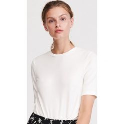 Dzianinowy T-shirt - Kremowy. Białe t-shirty damskie Reserved, s, bez wzorów, z dzianiny, bez kołnierzyka. Za 39,99 zł.