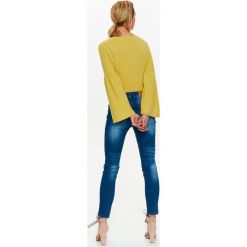 DAMSKI SWETER Z MODNYMI RĘKAWAMI W KSZTAŁCIE KIELICHA. Żółte swetry damskie Top Secret, na lato, bez wzorów, eleganckie, z długim rękawem, długie, bez kaptura. W wyprzedaży za 24,99 zł.