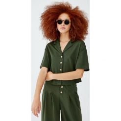 Koszula z krótkim rękawem i guzikami. Brązowe koszulki damskie Pull&Bear, bez wzorów, bez kołnierzyka, z krótkim rękawem. Za 79,90 zł.