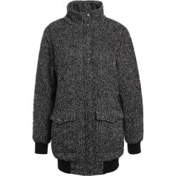 Modström BLAIR Krótki płaszcz grey. Szare płaszcze damskie marki Modström, xs, z poliesteru, krótkie. W wyprzedaży za 506,35 zł.