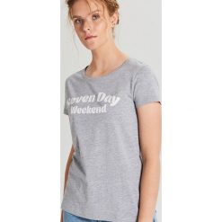 Koszulka z napisem - Jasny szary. Szare koszulki damskie Cropp, s, z napisami, bez kołnierzyka, bez rękawów. W wyprzedaży za 19,99 zł.