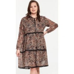 Kolorowa szyfonowa sukienka Anita z koronką i falbankami XXL OVERSIZE. Sukienki damskie Moda Size Plus Iwanek, na co dzień, na wiosnę, xxl, w koronkowe wzory, z elastanu, eleganckie, ze stójką, z długim rękawem, długie, maxi, proste. Za 159,00 zł.