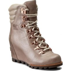 Botki SOREL - Conquest Wedge Holiday NL2771 Beach/Fawn. Brązowe botki damskie na obcasie marki Sorel, z gumy. W wyprzedaży za 629,00 zł.