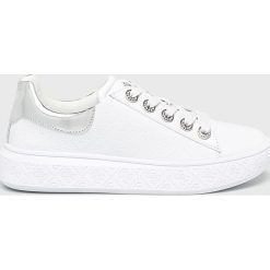 Guess Jeans - Buty. Białe buty sportowe damskie Guess Jeans, z aplikacjami, z jeansu, sportowe. W wyprzedaży za 319,90 zł.